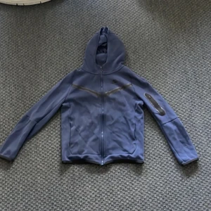 Nike tech fleece mörkblå - Säljer min Nike tech fleece som blivit lite liten under sista månaden. Nypriset ligger på 950kr. Priset kan diskuteras 