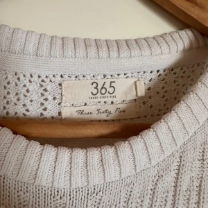 Vit stickad tröja från Three Sixty Five - Säljer en superfin vit stickad tröja från Three Sixty Five. Den har ett snyggt mönster med hålstickning och ribbade detaljer vid hals, ärmslut och nederkant. Perfekt för höst och vinter! Tröjan är i nyskick och passar till både vardag och fest. 🌟