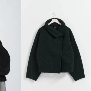 Kort kappa från Gina Tricot  - Super söt kort kappa ifrån Gina Tricot i ”Teddy” material. 🧸💓Köpt i våras men andvänd 2 ggr. Strl xs men väldigt oversized