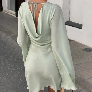 Mintgröna klänning - Slutsåld klänning från NA-KD som är för liten i storleken och är därav endast provad. Nypris 549kr! Vid snabb affär är priset prutbart💞