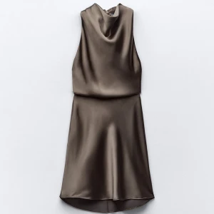 Zara klänning - En fin silkesklänning från zara som aldrig har kommit till användning💚💚öppen i ryggen 