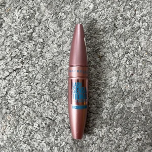 Maybelline mascara  - Helt ny och oanvänd mascara, waterproof 💓skulle köpa vanliga men råkade köpa vattenfast, därav säljer jag den 💓