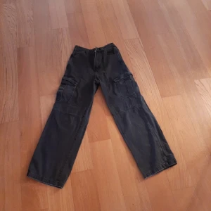 Cargojeans - Mörkgråa cargojeans med riktiga fickor. I ett bra skick. Highwaisted