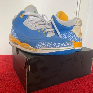Jordan 3  - Hej! Jag säljer dessa Jordan 3or för att de inte passar längre de var jättesköna förut och enkla sneakers som passar till allt nypris på dessa är runt 15 tusen. Pappa köpte de till mig när han va i usa då de precis hade släppts passar alla storlek 41