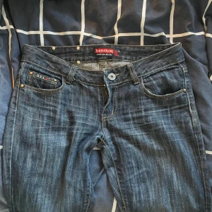 Vintage low waist bootcut jeans - Fick som en gåva av en kompis och är riktigt ledsen att ge mig av med dom men de passar inte mig. Sjukt snygga! Marin blåa med bootcut såklart. Riktig low waist! Lite skadade vid benen( se bild). 