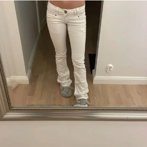 Jeans - Super fina vita lågmidjade Bootcut jeans. Märket heter CATIE QS. Midjan är 64 cm. 