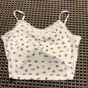 Vit blommigt linne - Kort blommigt linne med spets, bra skick!