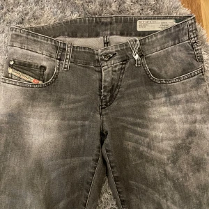 Diesel jeans - Säljer mina diesel jeans då de tyvärr var för stora. De är low waist och har super snygga detaljer på fickorna.💕 Midjemåttet är 38 cm. Kontakta gärna om ni har några frågor!💓