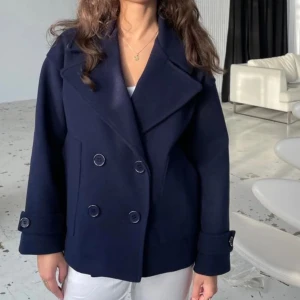 Kappa  - Säljer min kappa från design by si i navy, jättebra skick💋nypris är 800kr