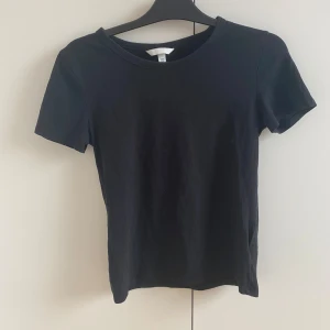 Basic Svart T Shirt  - En vanlig  svart t Shirt. Liten i passform så rekommenderar denna för personer som är vanligt XS/S. Köpt från Hm i Nederländerna