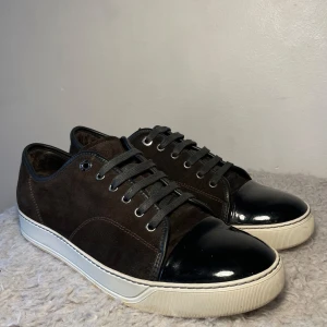 Lanvin skor  - Hej! Säljer nu dessa sjukt snygga lanvin skor. Skorna är i toppskick 9,5/10 (en super liten defekt) med skorna medföljer dustbag 