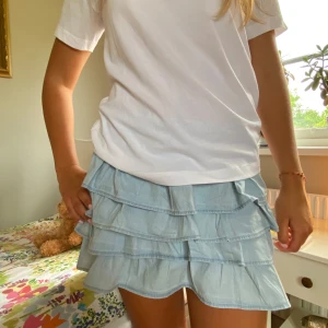 Volang jeans kjol  - Volang Jeans kjol ifrån Gina i storlek Xs. Inga defekter. Tryck gärna på köp nu knappen om ni vill ha den annars kom privat för frågor och fler bilder. 💙