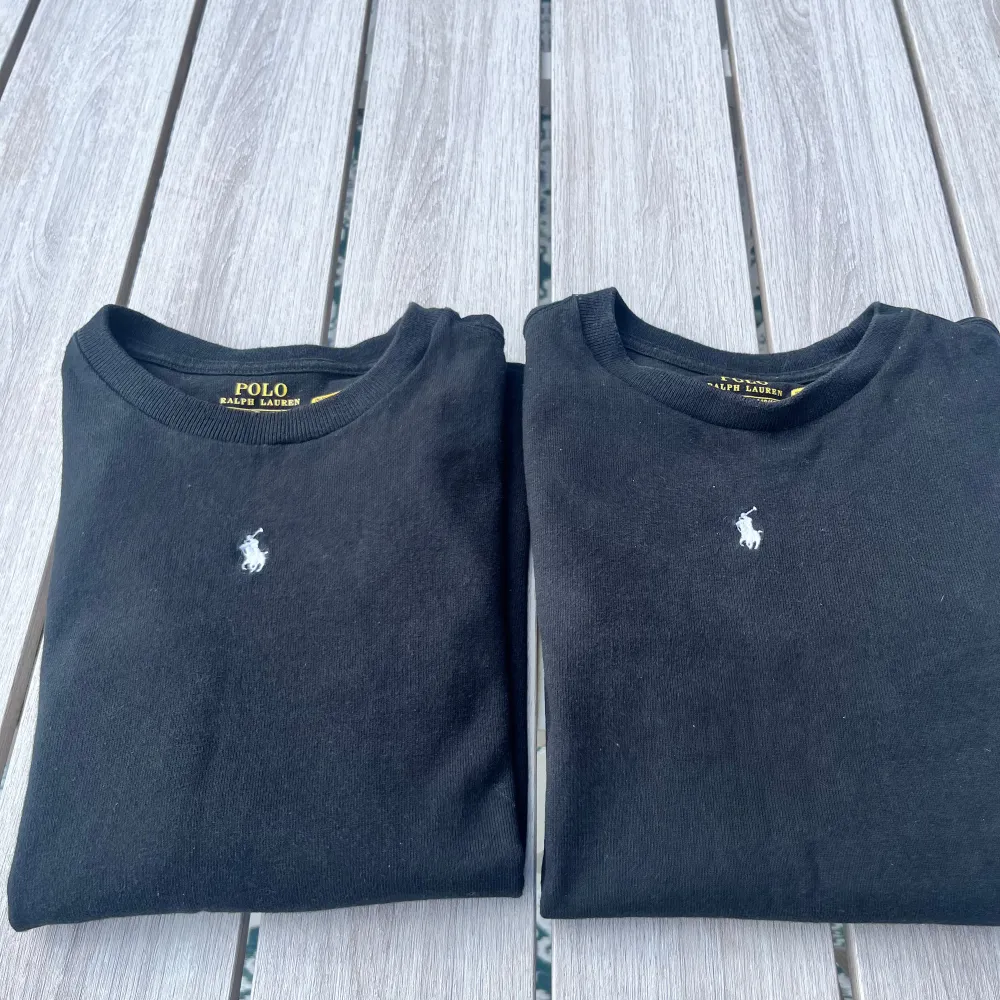 Säljer mina två svarta  Ralph Lauren T-shirts! Riktigt fint skick, knappt använda till riktigt bra pris!  Strl 140/68 Mitt pris: 129kr för båda  Ordinarie pris : 399kr st . T-shirts.