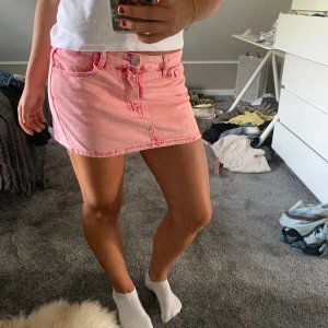 Rosa jeanskjol - Gullig jeans kjol! Så fin färg, och den är i bra skick💓 den är 30cm lång på framsidan.