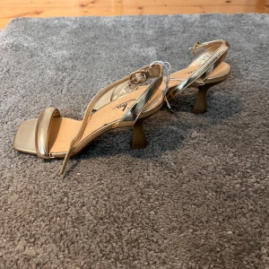 Guldiga klackar - Aldrig använda Klackhöjd: 8cm