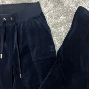 Mörkblåa juciy byxor - Riktigt bra skick, knappt använda. Storlek ca men skulle enkelt sitta toppen på nån med S, skulle säga att dessa är stor so storleken, Jag själv har S och dom sitter prima på mig.  Helt äkta.💕💕