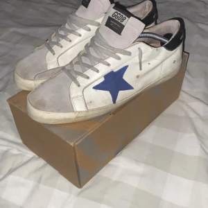 Golden goose sneakers - Hej Säljer dessa golden goose skor i vit och blå. Storlek (46)  Har hål i sulan men inget en skomakare inte kan fixas