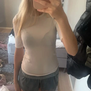 vit t-shirt - ribbad vit t-shirt lite see through i bra skick aldrig använd, säljer för att jag inte använder den. Skriv för fler bilder eller frågor 🩷