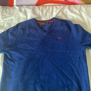 Morris tröja  - Säljer nu min Morris tröja för den inte används. Tröjan är i en mörkblå färg o gjor av 100% Merino ull. Tröjan är lite liten för mig som ät 173 lång. Ny pris är 1600 typ och mitt pris är 550