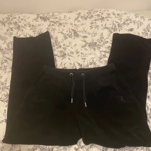 Svarta juicy byxor🖤 - Nya utan prislapp med nytt skick. Säljs då de är lite för korta för mig som är 1,72! De är använda 1-2 gånger kanske men helt nytt skick. Köptes för 900kr ungefär!