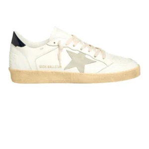 Vit sneaker med stjärndetalj - Golden Goose Ballstar sneaker med en grå stjärndetalj på sidan och en beige sula. Skon har snörning och en svart häl. Helt ny, inte använd. Finns i storlek 41 och 45