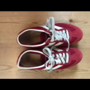 Red sneakers - Röda sneakers. Använt skick men har fortfarande mer att ge☺️