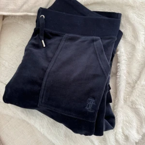 Juicy Couture - Blåa i st L. Använda 2 gånger. Säljer pga fel st.