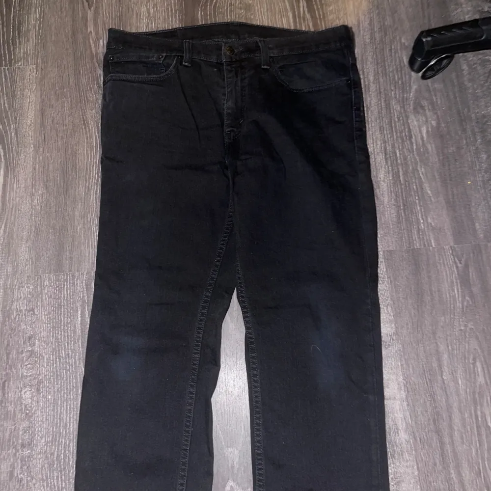 Levis jeans i sådär skick trasig dragkedja på gylfen men går säkert att fixa. Säljer för 75kr, skriv för minsta fundering . Jeans & Byxor.