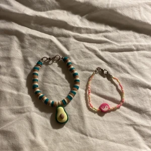 Två  fina armband  - Ett avokado-armband och ett seedbeads-armband med lås enligt bild . Egentillverkade.