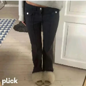 Hm jeans  - Säljer mina svarta trendiga HM jeans då dom börjar bli lite små och inte används längre. Inget fel på dom och är nästan som nya! 