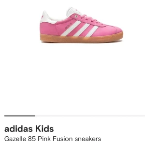 Intressekoll! - Intressekoll på mina eftertraktade adidas skor i modellen gazell & färgen ”pink fusion”. I mycket bra skick förutom en fläck på baksidan av ena skon, men som möjligtvis kan gå bort i tvätten! Kom med prisförslag eller köp direkt för 1000kr🩷