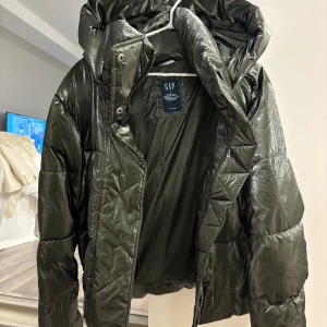Gap jacka  - Helt oanvänd Gap jacka i skit snygg grön färg.  Nypris runt 2000💸