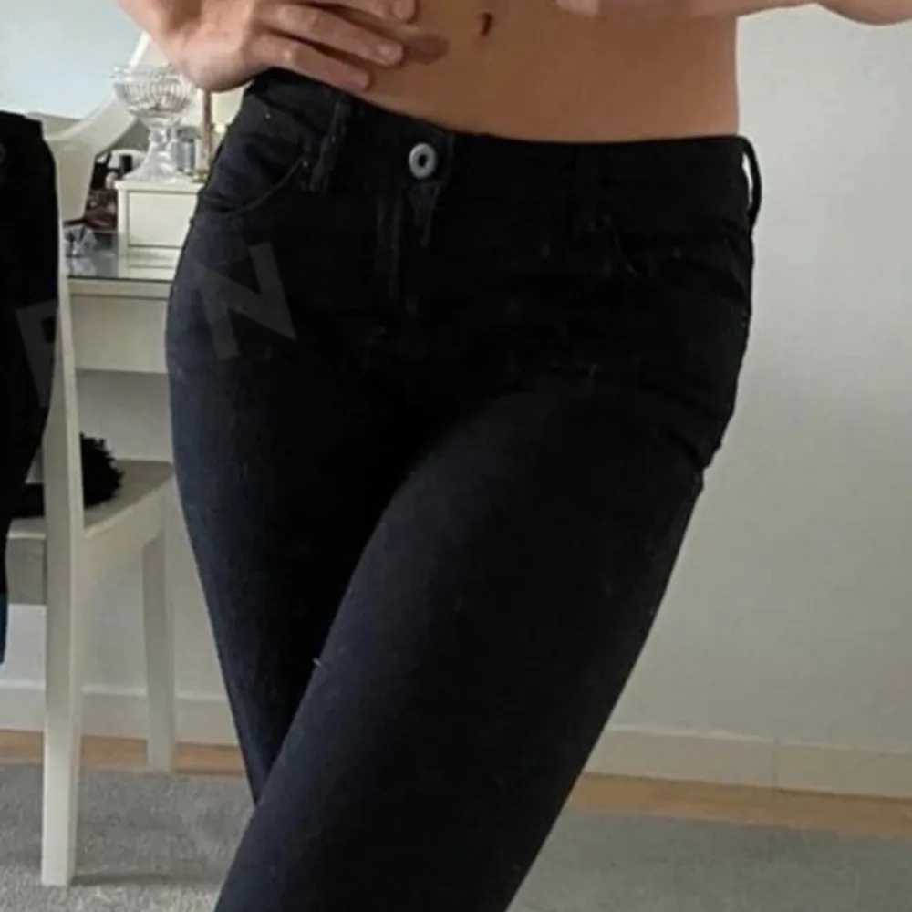 Säljer dessa superfina low Waist jeansen då dem är för stora på mig:). Jeans & Byxor.