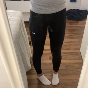 nike pro träningsbyxor - oklart vilken storlek då lappen är bortklippt men passar mig som brukar ha storlek XS. bra skick, köptes för 449kr.