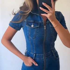 Jumpsuit från pull&bear  - Säljer min super fina jumpsuit från pull & bear som är använd 1 gång då den inte var min stil så den är nästan helt ny. Priset går att diskuteras💓  (Lånade bilder)