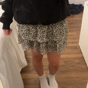leopardmönstrad kort volang kjol  - storlek 134/140 men passar mig som brukar ha XS. köpt för cirka 2 år sen så tror inte den finns kvar att köpa i butik, inga tecken på att den är använd (inga märken eller liknande).