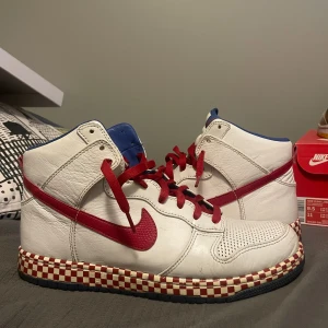Nike Dunk High Euro (2008) - Kroatien inspirerade dunks, 6/10 cond, utan låda, sällsynta Kontakta om fler bilder behövs, förhandlingsbart pris 