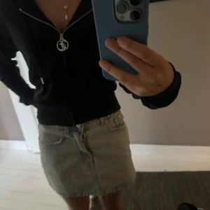 Juicy tröja - Säljer min juicy tröja. Prislappen kvar då jag fick den i present och den inte passade. Nypris ish 1000💜