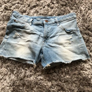 Shorts - Jättefina shorts som tyvärr har blivit för små för mig. Storlek 158 men sitter som xs. 