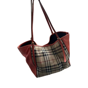 Burberry väska - Väldigt bra skick, inga synliga skavanker. Tagit hand om den bra