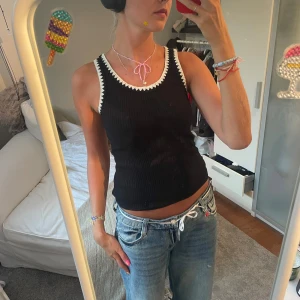 Svart ribbat linne med vita detaljer  - Så fint ribbat svart linne från hm. Knappt blivit använt vilket syns på kvaliteten