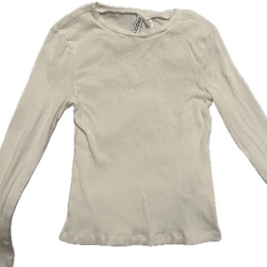 Vit tajt långärmad topp - En vanlig ribbad vit långärmad topp! Den är tajt i modellen! Ingen bild på tyvärr men försökt ta bilder i olika vinklar och positioner❤️ Inga defekter!!! Ställ gärna frågor✨
