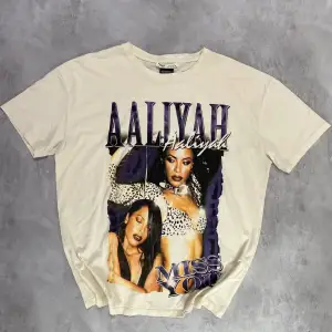 Aaliyah t shirt från pull and bear, använd fåtal gånger köpt sommaren 2022 