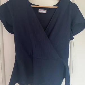 Lindex blus - Jättegullig blus från holly & white/lindex Inte använt mycket och fint skick Rolig och lätt att styla💋