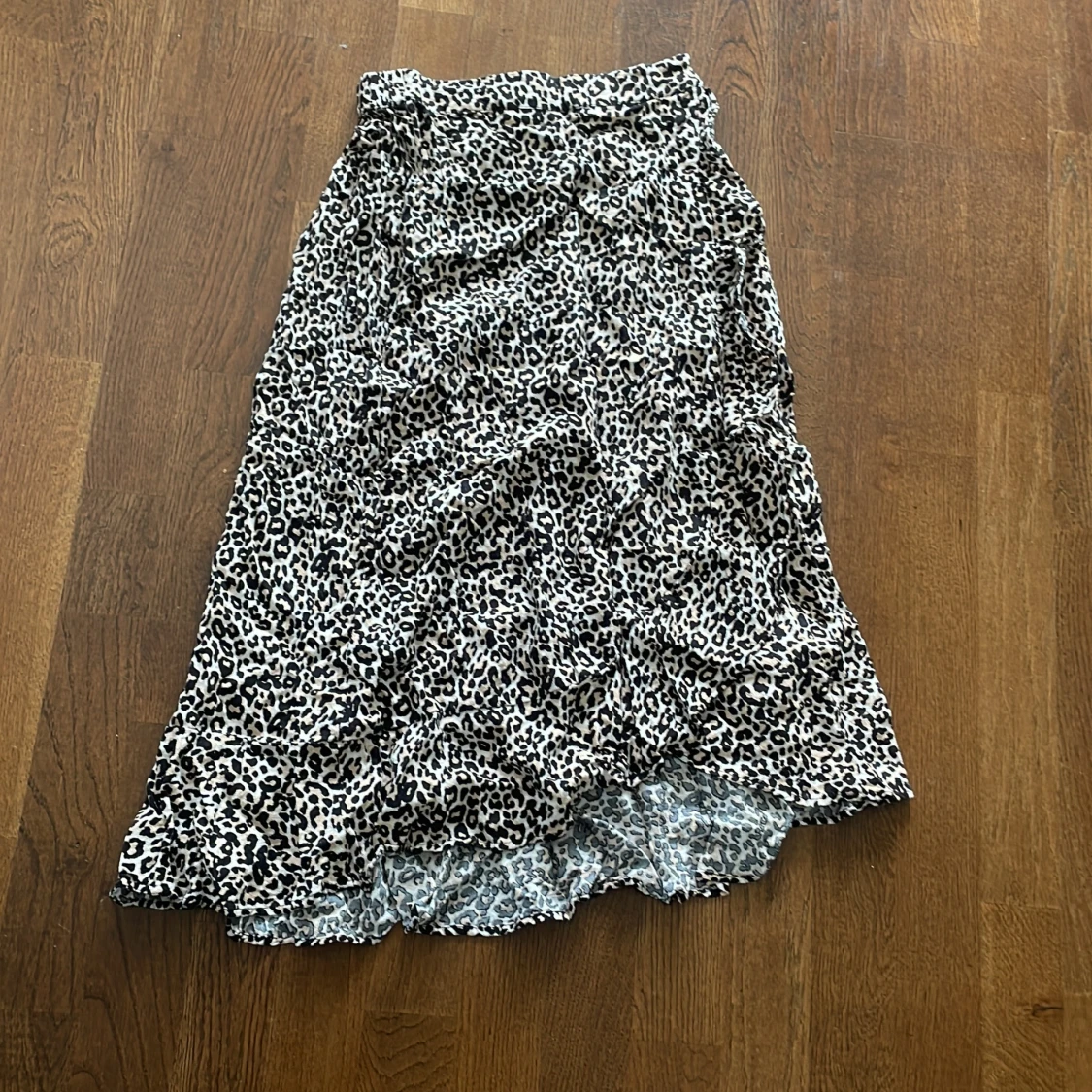 Lång leopardmönstrad volangkjol 