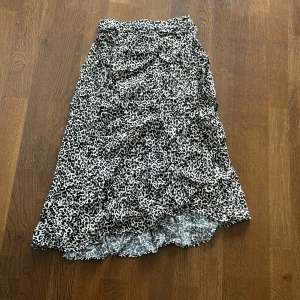 Lång leopardmönstrad volangkjol  - Storlek 146-152! Jättesnygg volangkjol från Lindex kids. Bra skick knappt använd 