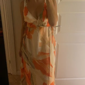 Lång klänning - Aldrig använd Bra skick  Köpt för runt 300kr