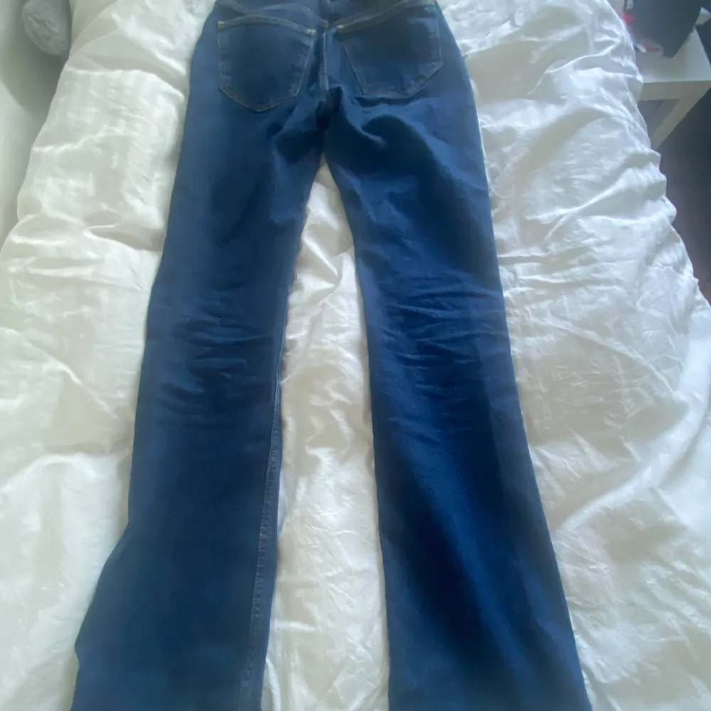 Säljer ett par blå bootcut jeans för att de aldrig kommer till användning längre, knappt använda heller🙏 Passar mig som är 159, men hade nog passat de som är 165 också för de är ganska långa👏 Nypris var 500kr, säljer för 150kr ❤️. Jeans & Byxor.