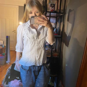 Vit prickig blus från Bik Bok - Säljer en superfin vit blus från Bik Bok med små blå prickar. Den har trekvartsärmar och en söt volangdetalj vid halsen. Perfekt för både vardag och fest! 💙