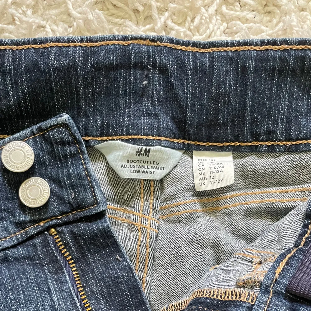 Blå lågmidjade Jeans Nyskick, andvänt 2-3 gånger då det är lite för lågmidjade i min smak . Jeans & Byxor.